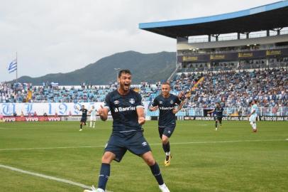 Gol de Rafael Thyere - Partida entre AvaÃ­ e GrÃªmioFLORIANÃPOLIS, SC, 29.10.2017: AVAÃ-GRÃMIO - Gol de Rafael Thyere - Partida entre AvaÃ­ e GrÃªmio, vÃ¡lida pela 31Âª rodada do Campeonato Brasileiro, no EstÃ¡dio Aderbal Ramos da Silva, popularmente conhecido como estÃ¡dio da Ressacada, em FlorianÃ³polis (SC), neste domingo (29). (Foto: Fernando Renmor/Mafalda Press/Folhapress) 