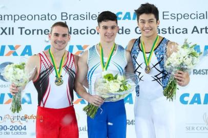 O ginasta do Grêmio Náutico União Luis Guilherme Porto (C) foi campeão brasileiro de salto, empatado com Arthur Zanetti (E). Arthur Nory (D) foi o bronze.