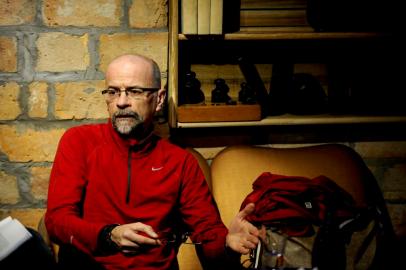  CAXIAS DO SUL, RS, BRASIL, 15/08/2016 - O proferssor João Armando Nicotti é especialista em literatura russa e está ministrando curso sobre Dostoiévski, na livraria Arco da Velha. (Marcelo Casagrande/Agencia RBS)