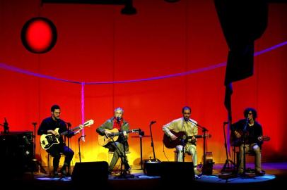 Caetano toca com os filhos no show que lança no Teatro Net RioRJ - CAETANO VELOSO/SHOW/RIO - VARIEDADES - Caetano toca com os filhos, Moreno, Zeca e Tom Veloso, no show que lança no Teatro Net   Rio, em Copacabana, zona sul do Rio.   03/10/2017 - Foto: MARCOS ARCOVERDE/ESTADÃO CONTEÚDOEditoria: VARIEDADESLocal: RIO DE JANEIROIndexador: MARCOS ARCOVERDEFotógrafo: ESTADÃO CONTEÚDO