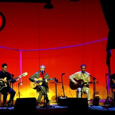 Caetano toca com os filhos no show que lança no Teatro Net RioRJ - CAETANO VELOSO/SHOW/RIO - VARIEDADES - Caetano toca com os filhos, Moreno, Zeca e Tom Veloso, no show que lança no Teatro Net   Rio, em Copacabana, zona sul do Rio.   03/10/2017 - Foto: MARCOS ARCOVERDE/ESTADÃO CONTEÚDOEditoria: VARIEDADESLocal: RIO DE JANEIROIndexador: MARCOS ARCOVERDEFotógrafo: ESTADÃO CONTEÚDO