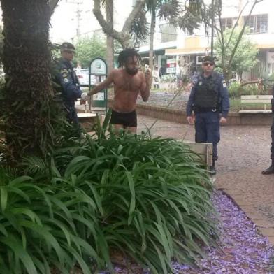 Imagem da abordagem da Guarda Municipal de Caxias do Sul à performance do bailarino Igor Medina na manhã do dia 28/10/17, na Praça João Pessoa, em Caxias do Sul.Apresentação foi confundida com surto psicótico.