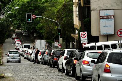  CAXIAS DO SUL, RS, BRASIL, 30/10/2017. Motoristas do aplicativo Uber protestam, em Caxias do Sul, contra a votação da PLC 28, que versa sobre a regulamentação e as adequações que deveriam ser feitas pelos profissionais que querem trabalhar com aplicativos desse tipo. (Diogo Sallaberry/Agência RBS)