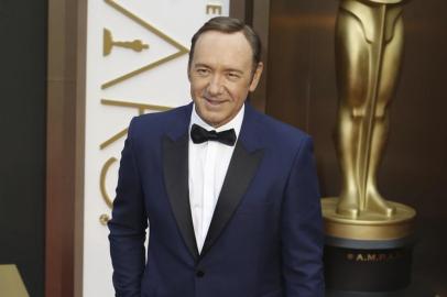 TUXEDO-TREBAY-LSPR-052714

Kevin Spacey, in Burberry, arrives before the 86th Academy Awards at the Dolby Theatre in Los Angeles, March 2, 2014. From the Oscars to the Met gala to Cannes, the tuxedo does a star turn on the red carpet, with blue now the new black. (Noel West/ The New York Times)

Editoria: E
Local: LOS ANGELES
Indexador: NOEL WEST
Fonte: NYTNS
Fotógrafo: STR