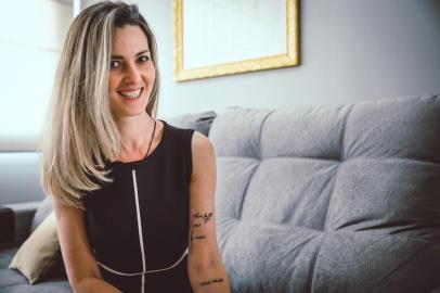  

PORTO ALEGRE, RS, BRASIL, 27/10/2017 : A paciente Kátia Zappe tatuou a assinatura dos médicos que a trataram de um câncer sério. (Omar Freitas/Agência RBS)
Indexador: Omar Freitas