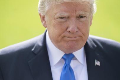  

US President Donald Trump speaks to the media prior to departing on Marine One from the South Lawn of the White House in Washington, DC, October 25, 2017, as he travels to Dallas, Texas. / AFP PHOTO / SAUL LOEB

Editoria: POL
Local: Washington
Indexador: SAUL LOEB
Secao: politics (general)
Fonte: AFP
Fotógrafo: STF