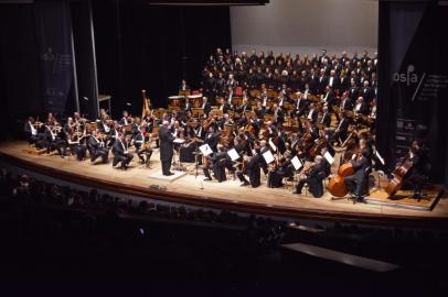 Foto de arquivo da Orquestra Sinfônica de Porto Alegre (Ospa) e seu coro com o maestro Manfredo Schmiedt.
