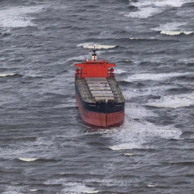  

The bulk carrier Glory Amsterdam is pictured near the island Langeoog, northern Germany on October 30, 2017.                        
The 225m long freighter was grounded near the island of Langeoog after floating unmaneuverable in the sea. / AFP PHOTO / dpa / Mohssen Assanimoghaddam / Germany OUT

Editoria: DIS
Local: Langeoog
Indexador: MOHSSEN ASSANIMOGHADDAM
Secao: disaster (general)
Fonte: dpa
Fotógrafo: STR