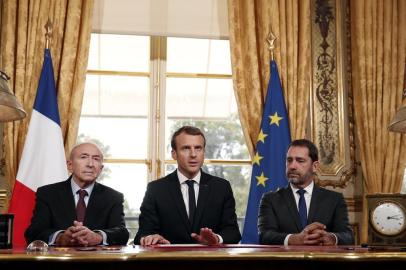  

Frances President Emmanuel Macron (C), flanked by Interior Minister Gerard Collomb (L) and government spokesman Christophe Castaner, speaks to journalists after signing a counterterrorism law on October 30, 2017 at the Elysee Palace in Paris. 
Macron has formally signed a sweeping counterterrorism law that replaces a 2-year-old state of emergency, following the terrorist attacks of November 2015, and is meant to give police more tools to fight violent extremism.  / AFP PHOTO / POOL / Christophe Ena

Editoria: POL
Local: Paris
Indexador: CHRISTOPHE ENA
Secao: national security
Fonte: POOL
Fotógrafo: STR