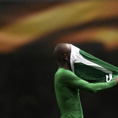 Ludogorets Razgrads forward from DR Congo Jody Lukoki takes off his jersey after during the Europa League football match SC Braga vs PFC Ludogorets Razgrad at the Municipal stadium of Braga on October 19, 2017. / AFP PHOTO / FRANCISCO LEONG