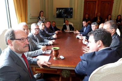 PORTO ALEGRE, RS, BRASIL 30.10.2017: Governador JosÃ© Ivo Sartori participou, na manhÃ£ desta segunda-feira (30), em seu Gabinete no PalÃ¡cio Piratini, de reuniÃ£o com representantes da Famurs. Foto: Luiz Chaves/PalÃ¡cio Piratini