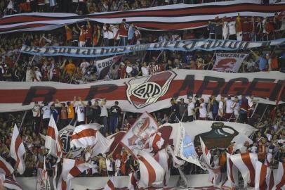 Argentinas River Plate fans cheer for their team during the 2017 Copa Libertadores semifinal first leg football match against Lanus at the Monumental stadium in Buenos Aires on October 24, 2017. / AFP PHOTO / Juan MABROMATA