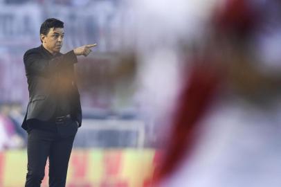 The coach of Argentina's team River Plate, Marcelo Gallardo, gestures during their Copa Libertadores semifinal first leg football match against Argentina's Lanus at the Monumental stadium in Buenos Aires, on October 24, 2017. / AFP PHOTO / Eitan ABRAMOVICH