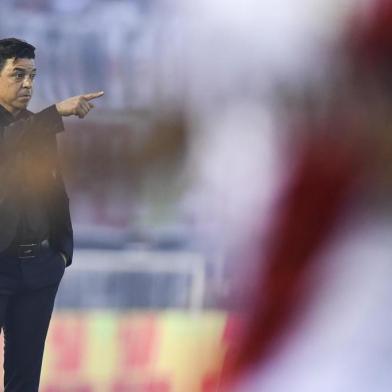 The coach of Argentina's team River Plate, Marcelo Gallardo, gestures during their Copa Libertadores semifinal first leg football match against Argentina's Lanus at the Monumental stadium in Buenos Aires, on October 24, 2017. / AFP PHOTO / Eitan ABRAMOVICH