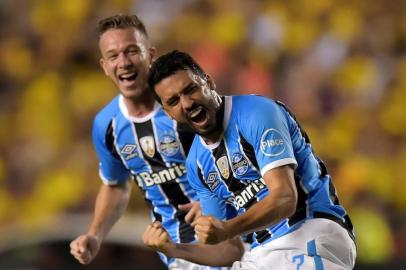  Brazil's Gremio Edilson (front) celebrates his goal against Ecuador's Barcelona during the 2017 Libertadores Cup football match at Monumental stadium in Guayaquil, Ecuador on October 25, 2017. / AFP PHOTO / Rodrigo BUENDIAEditoria: SPOLocal: GuayaquilIndexador: RODRIGO BUENDIASecao: soccerFonte: AFPFotógrafo: STF