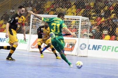 SOROCABA (SP), 30/10/2017: o ala Valdin foi destaque da Assoeva na vitória por 6 a 5 sobre o Magnus, resultado que garantiu o time de Venâncio Aires na semifinal da Liga Nacional de Futsal.