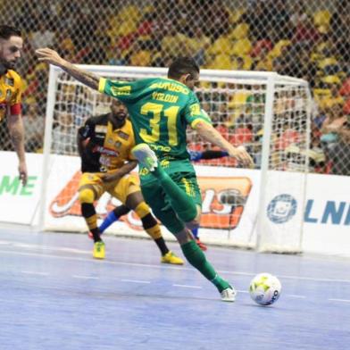 SOROCABA (SP), 30/10/2017: o ala Valdin foi destaque da Assoeva na vitória por 6 a 5 sobre o Magnus, resultado que garantiu o time de Venâncio Aires na semifinal da Liga Nacional de Futsal.