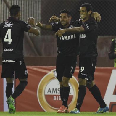 Argentinas Lanus forward forward Jose Sand  (R) celebrates with teammate forward Lautaro Acosta after scoring a goal against Venezuelas Zulia during the Copa Libertadores 2017 group first leg football match at Lanus stadium in Lanus, Buenos Aires, Argentina, on April 18, 2017. / AFP PHOTO / EITAN ABRAMOVICH