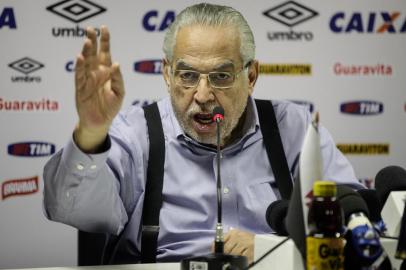 RIO DE JANEIRO â RJ â 23/06/2015 â APRESENTACAO DE CELSO ROTH NO VASCO â Celso Roth e apresentado como novo treinador do Vasco durante coletiva de imprensa em Sao Januario junto do presidente Eurico Miranda. Foto: Ruano Carneiro/AGIF