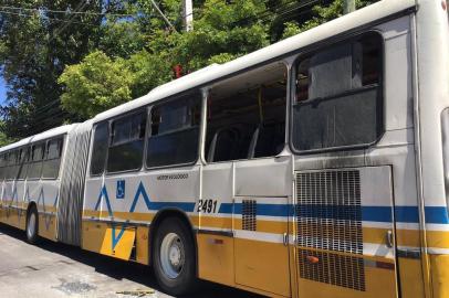 Um ônibus da linha 110 - Restinga Nova/Tristeza pegou fogo, na tarde desta terça-feira (31), na Avenida Coronel Marcos, na zona sul de Porto Alegre.