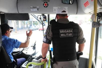  CAXIAS DO SUL, RS, BRASIL (18/10/2017). Brigada Militar na Visate. Brigada Militar faz operação na linha do bairro Belo Horizonte. (roni Rigon/Pioneiro).