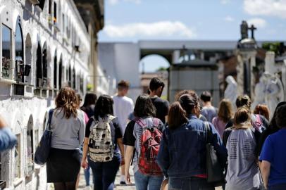  

PORTO ALEGRE, RS, BRASIL, 31-10-2017: Alunos do terceiro ano do ensino médio do Colégio Batista, de Porto Alegre, durante aula no Cemitério da Santa Casa (FOTO FÉLIX ZUCCO/AGÊNCIA RBS, Editoria SuaVida).