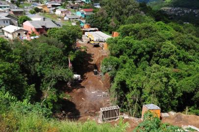  CAXIAS DO SUL, RS, BRASIL (27/10/2017). Obras da Radial Sudoeste. Nas imediações da região do Esplanada, está sendo construído o viaduto da chamada obra Radial Sudoeste, cuja área está encravada num penhasco, próximo a rua João da Costa. (Roni Rigon/Pioneiro).