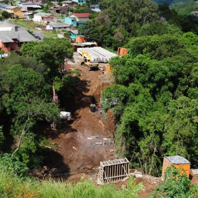  CAXIAS DO SUL, RS, BRASIL (27/10/2017). Obras da Radial Sudoeste. Nas imediações da região do Esplanada, está sendo construído o viaduto da chamada obra Radial Sudoeste, cuja área está encravada num penhasco, próximo a rua João da Costa. (Roni Rigon/Pioneiro).