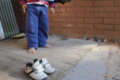  CAXIAS DO SUL, RS, BRASIL, 31/10/2017 - Ladrões arrombaram depósito da Casa Brasil e furtam 60 pares de chinelos que seria destinados à crianças carentes que frequentam a casa. (Marcelo Casagrande/Agência RBS)