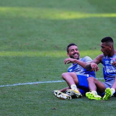 PORTO ALEGRE, RS, BRASIL, 31.10.2017. Treino do Grêmio no CT Luiz Carvalho.

Na foto, Michel e Jaílson.

Foto: André Ávila/Agência RBS