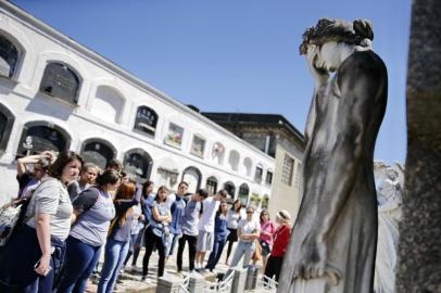  

PORTO ALEGRE, RS, BRASIL, 31-10-2017: Alunos do terceiro ano do ensino médio do Colégio Batista, de Porto Alegre, durante aula no Cemitério da Santa Casa (FOTO FÉLIX ZUCCO/AGÊNCIA RBS, Editoria SuaVida).