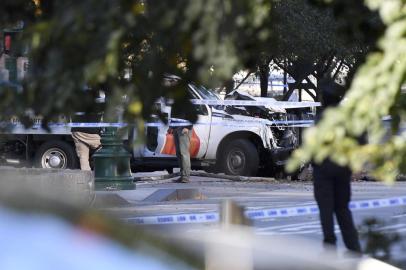  

Investigators inspect a truck following a shooting incident in New York on October 31, 2017. 
Several people were killed and numerous others injured in New York on Tuesday after a vehicle plowed into a pedestrian and bike path in Lower Manhattan, police said. "The vehicle struck multiple people on the path," police tweeted. "The vehicle continued south striking another vehicle. The suspect exited the vehicle displaying imitation firearms & was shot by NYPD." / AFP PHOTO / DON EMMERT

Editoria: CLJ
Local: New York
Indexador: DON EMMERT
Secao: crime
Fonte: AFP
Fotógrafo: STF