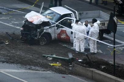  

Investigators inspect a truck following a shooting incident in New York on October 31, 2017. 
Several people were killed and numerous others injured in New York on Tuesday after a vehicle plowed into a pedestrian and bike path in Lower Manhattan, police said. "The vehicle struck multiple people on the path," police tweeted. "The vehicle continued south striking another vehicle. The suspect exited the vehicle displaying imitation firearms & was shot by NYPD." / AFP PHOTO / DON EMMERT

Editoria: CLJ
Local: New York
Indexador: DON EMMERT
Secao: crime
Fonte: AFP
Fotógrafo: STF