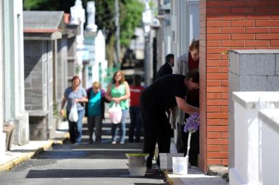  CAXIAS DO SUL, RS, BRASIL 31/10/2017Programação nos cemitérios de Caxias do Sul para o dia de Finados. Fotos no Cemitério Público Municipal de Caxias do Sul. (Felipe Nyland/Agência RBS)