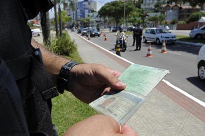  

Blitz frente ao parque de Coqueiros  para verificação de documentos.
Indexador: DANIEL CONZI                    