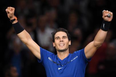  

Spains Rafael Nadal celebrates winning against South Koreas Hyeon Chung during their second round match at the ATP World Tour Masters 1000 indoor tennis tournament on November 1, 2017 in Paris.
Nadal won the match 7-5, 6-3. / AFP PHOTO / CHRISTOPHE ARCHAMBAULT

Editoria: SPO
Local: Paris
Indexador: CHRISTOPHE ARCHAMBAULT
Secao: tennis
Fonte: AFP
Fotógrafo: STF