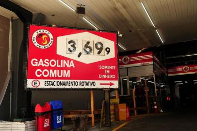  CAXIAS DO SUL, RS, BRASIL, 01/11/2017. Blitz de preço nos postos de combustíveis. O valor mais barato é do posto São Pelegrino, na Rua Pinheiro Machado, com gasolina comum a 3,699 no dinheiro. (Diogo Sallaberry/Agência RBS)