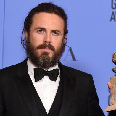  Actor Casey Affleck, winner of the Best Performance by an Actor in a Motion Picture  Drama for Manchester by the Sea, poses in the press room at the 74th Annual Golden Globe Awards held at the Beverly Hilton Hotel on January 8, 2017. ROBYN BECK / AFP Editoria: ACELocal: Beverly HillsIndexador: ROBYN BECKSecao: televisionFonte: AFPFotógrafo: STF