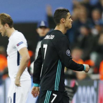 Real Madrids Portuguese striker Cristiano Ronaldo (R) walks off the pitch by Tottenham Hotspurs English striker Harry Kane after losing the UEFA Champions League Group H football match between Tottenham Hotspur and Real Madrid at Wembley Stadium in London, on November 1, 2017. / AFP PHOTO / IKIMAGES / Ian KINGTON