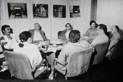  Caxias do Sul, RS, Brasil. (31/10/2017). Mário Gardelin reunido com partido em  dezembro de 1986. Gardeli está sentado ao centro, encostado na parede. NA FOTO,  sadi pinto guedes, gardelin, joão tonus, joão garavaglia, julio costamilan, josé bemfica, antonio pozenatto, e geci prates  .  (Roni Rigon/Pioneiro).