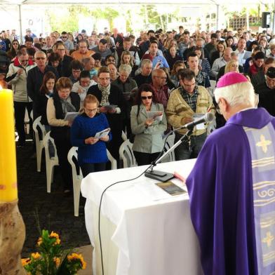  CAXIAS DO SUL, RS, BRASIL, 02/11/2017. Movimentação no Memorial Crematório São José, no dia de Finados. O Bispo Diocesano de Caxias do Sul, Dom Alessandro Ruffinoni, realizou missa campal no Memorial. (Diogo Sallaberry/Agência RBS)