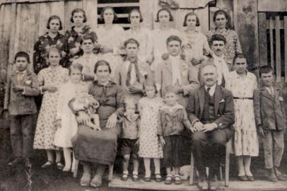 Na imagem, Eugênio Casali, a segunda esposa, Cecília Fusinato Casali, e os filhos dos dois casamentos. Na fila de trás, a partir da esquerda, estão Clelia, Antonia, Dosolina, Fabíola, Maria, Ana e Fedora. Na fila ao centro, Mario, Angelo, Vitorio, Fernando, Angelo, Ernesto (de bigode), Virginia e Antonio. Junto aos pais, Alice, José (no colo da mãe), Osvaldo, Inês, Mansueto e o patriarca Eugênio. Ainda não eram nascidos os filhos Marino, Rugero, Cláudio e Rita, falecida com apenas 15 meses. O patriarca Eugênio Casali faleceu em 21 de fevereiro de 1952, aos 68 anos.