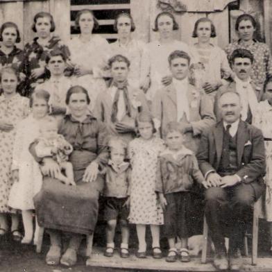 Na imagem, Eugênio Casali, a segunda esposa, Cecília Fusinato Casali, e os filhos dos dois casamentos. Na fila de trás, a partir da esquerda, estão Clelia, Antonia, Dosolina, Fabíola, Maria, Ana e Fedora. Na fila ao centro, Mario, Angelo, Vitorio, Fernando, Angelo, Ernesto (de bigode), Virginia e Antonio. Junto aos pais, Alice, José (no colo da mãe), Osvaldo, Inês, Mansueto e o patriarca Eugênio. Ainda não eram nascidos os filhos Marino, Rugero, Cláudio e Rita, falecida com apenas 15 meses. O patriarca Eugênio Casali faleceu em 21 de fevereiro de 1952, aos 68 anos.