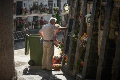  

People put flowers and adorn niches and graves in the cemetery of Santa Lastenia in Santa Cruz de Tenerife on the Spanish Canary island of Tenerife in October 31, 2017, on the eve of All Saints holiday. / AFP PHOTO / DESIREE MARTIN

Editoria: REL
Local: Santa Cruz de Ténérife
Indexador: DESIREE MARTIN
Secao: customs and tradition
Fonte: AFP
Fotógrafo: STR