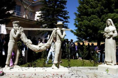  Missa na localidade de Santa Lúcia do Piaí para homenagear o agricultor Onorino Ecker  e madre Bárbara Mix, que recentemente foi beatificada devido à cura do agricultor. Além da missa, foram inauguradas imagens que contam a história do milagre. Estiveram presentes dezenas de irmãs do Imaculado Coração de Maria. Na foto imagem de Madre Bárbara Maix, Onorino deitado na maca e duas pessoas que o carregaram, sendo uma delas, Guerino Camello, seu primo.