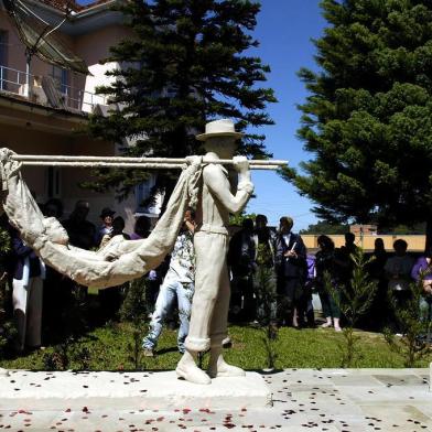  Missa na localidade de Santa Lúcia do Piaí para homenagear o agricultor Onorino Ecker  e madre Bárbara Mix, que recentemente foi beatificada devido à cura do agricultor. Além da missa, foram inauguradas imagens que contam a história do milagre. Estiveram presentes dezenas de irmãs do Imaculado Coração de Maria. Na foto imagem de Madre Bárbara Maix, Onorino deitado na maca e duas pessoas que o carregaram, sendo uma delas, Guerino Camello, seu primo.