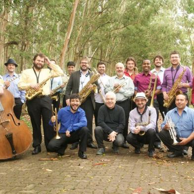 O músico Nei Lisboa com os membros da Salvagni Big Band, que se apresentam nesta sexta-feira em Caxias do Sul