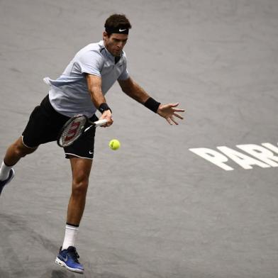 Argentinas Juan Martin Del Potro returns the ball to Netherlands Robin Haase  during the 1/8 round  at the ATP World Tour Masters 1000 Indoor tennis tournament on November 2, 2017 in Paris. / AFP PHOTO / CHRISTOPHE SIMON