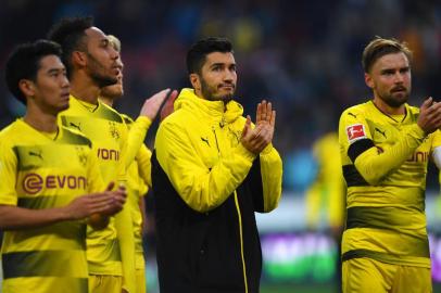 Dortmunds Turkish midfielder Nuri Sahin (C) reacts after the German First division Bundesliga football match Hanover 96 vs Borussia Dortmund in Hanover, Germany, on October 28, 2017. / AFP PHOTO / PATRIK STOLLARZ / RESTRICTIONS: DURING MATCH TIME: DFL RULES TO LIMIT THE ONLINE USAGE TO 15 PICTURES PER MATCH AND FORBID IMAGE SEQUENCES TO SIMULATE VIDEO. == RESTRICTED TO EDITORIAL USE == FOR FURTHER QUERIES PLEASE CONTACT DFL DIRECTLY AT + 49 69 650050
