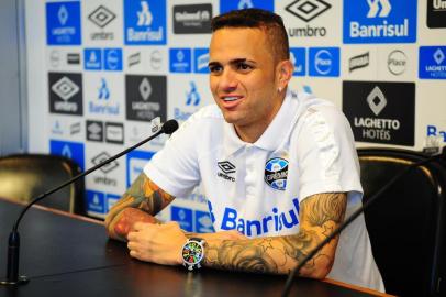  

PORTO ALEGRE, BRASIL, 02-10-2017. Após classificação para final da Libertadores, Grêmio treina no CT Luiz Carlos e o atacante Luan realiza coletiva de imprensa. (ROBINSON ESTRÁSULAS/AGÊNCIA RBS)